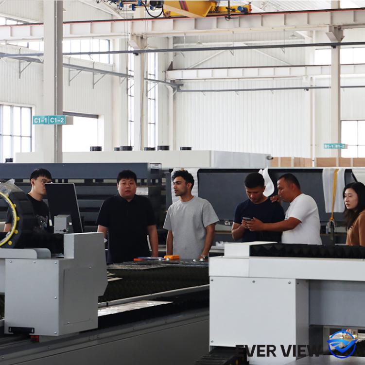 ထုတ်လုပ်မှုစက်မှုလုပ်ငန်းတွင် နည်းပညာအဆင့်မြှင့်တင်မှုကို ပံ့ပိုးပေးသည့် ပြည်တွင်းစီးပွားရေးလုပ်ငန်းများထံ အစုလိုက်အစည်းလိုက် ပို့ဆောင်ပေးသည့် လေဆာဖြတ်စက်များကို ကြည့်ပါ။